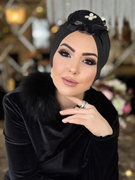 SİYAH ÖNDEN ÇİÇEKLİ BONE