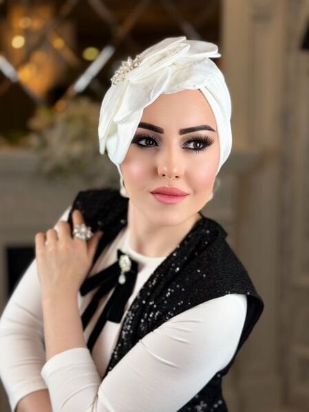 Beyaz Taşlı Gül Bone