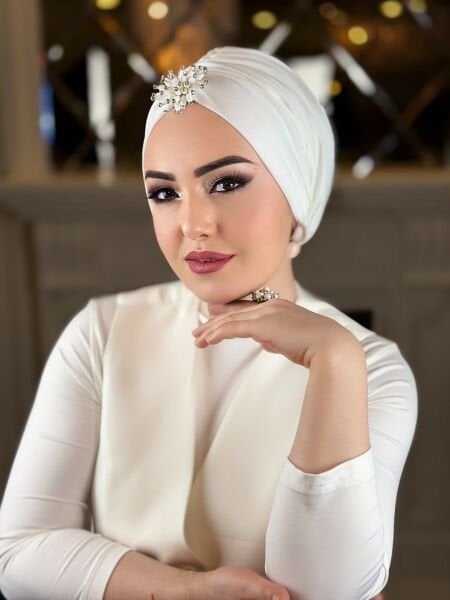 Beyaz Önden Taşlı Dökümlü Bone