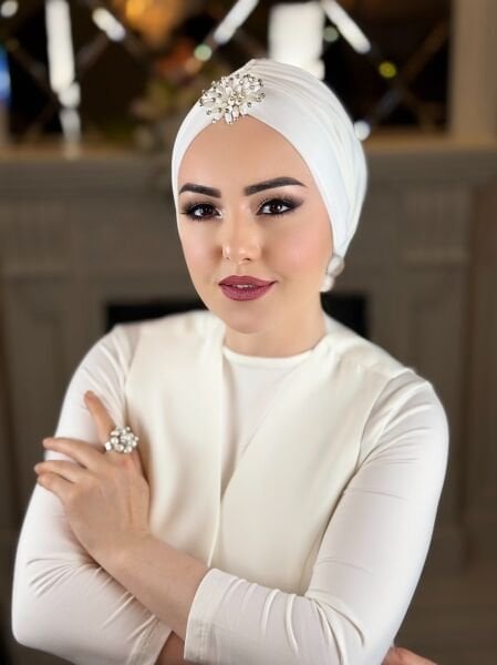 Beyaz Önden Taşlı Dökümlü Bone