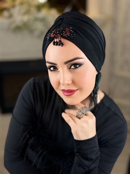 Siyah Kırmızı Taşlı Dökümlü Bone
