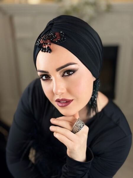 Siyah Kırmızı Taşlı Dökümlü Bone