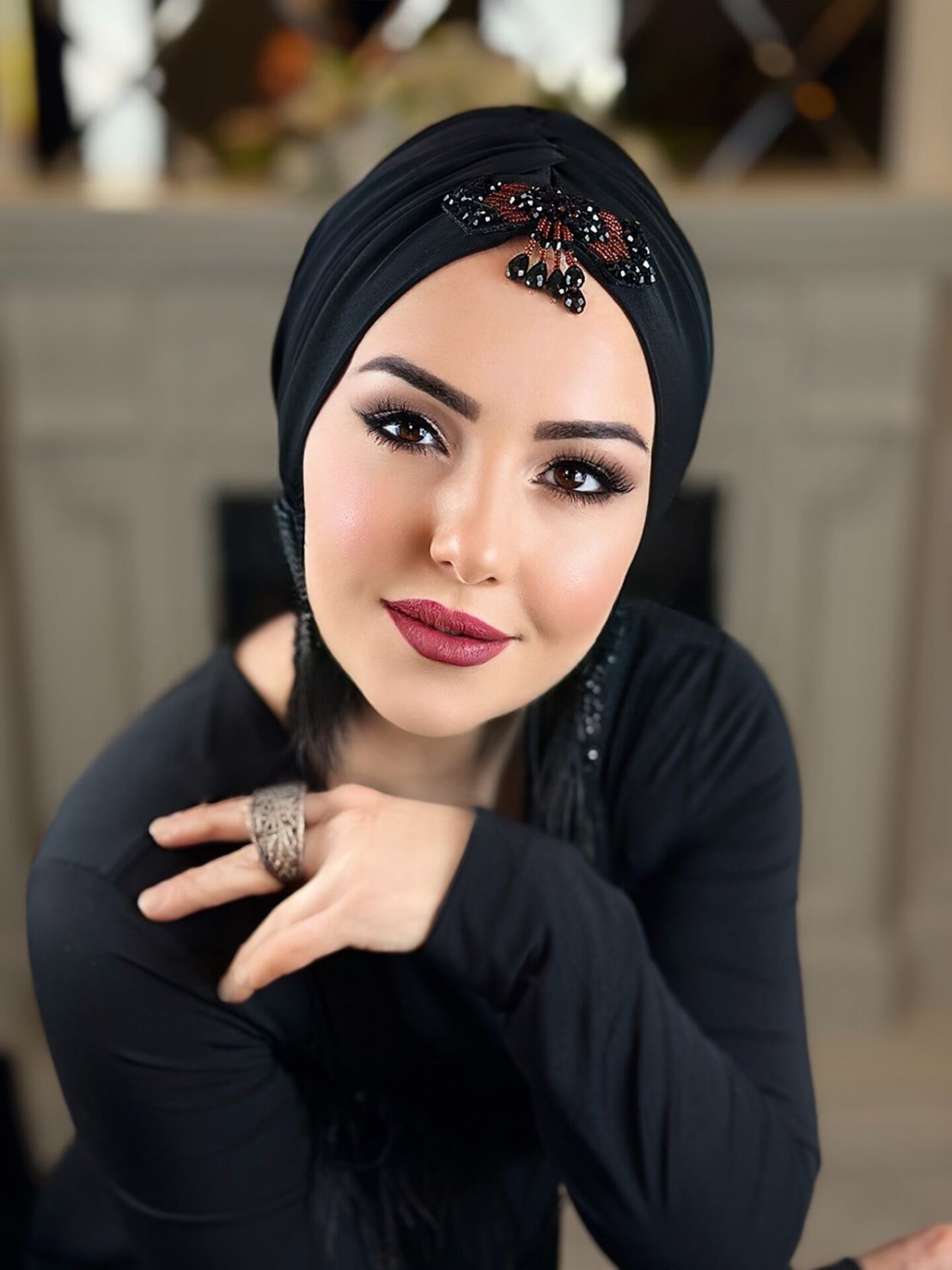 Siyah Kırmızı Taşlı Dökümlü Bone