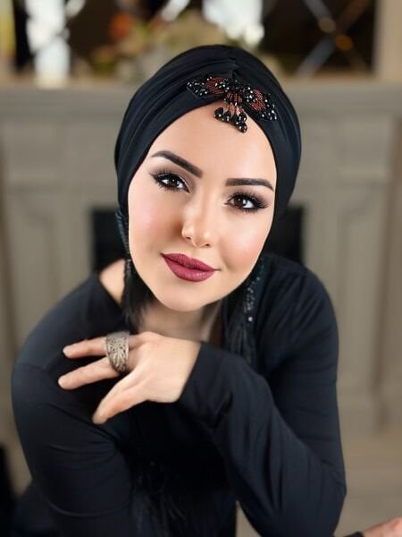 Siyah Kırmızı Taşlı Dökümlü Bone