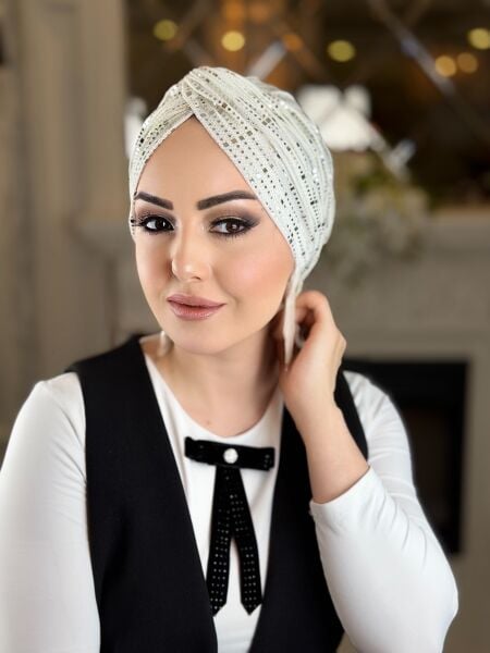 Beyaz Gümüş Pullu Düğüm Bone