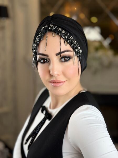 Siyah Püsküllü Taşlı Bone