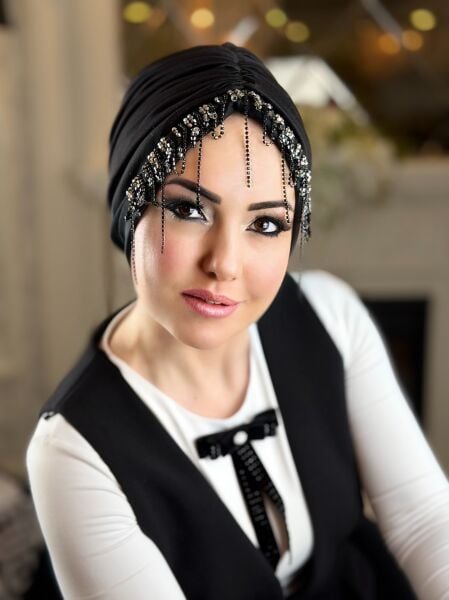 Siyah Püsküllü Taşlı Bone