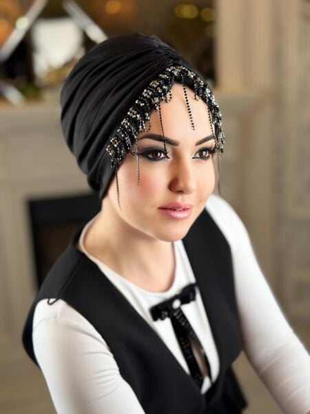 Siyah Püsküllü Taşlı Bone