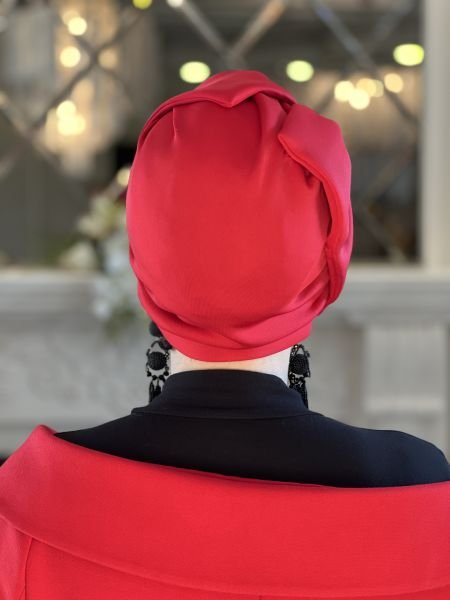 غطاء محرك السيارة ذو الشريط الأحمر