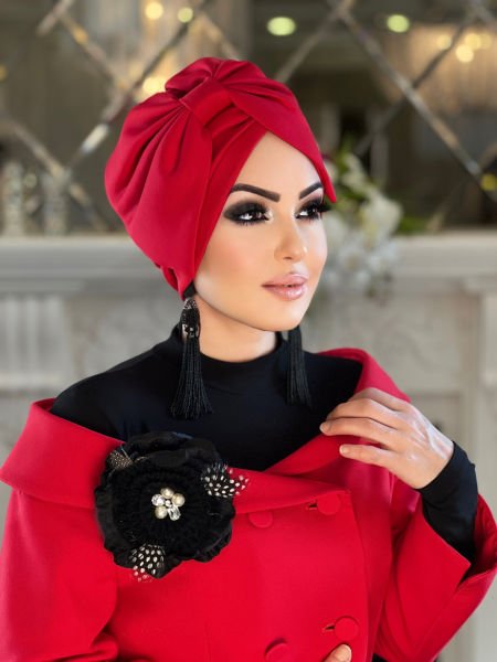 غطاء محرك السيارة ذو الشريط الأحمر