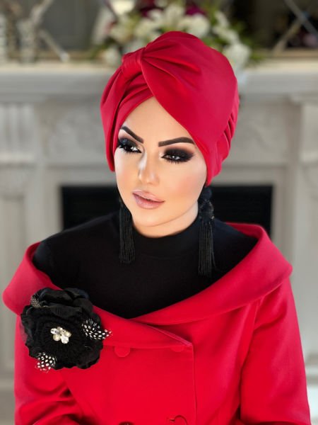 غطاء محرك السيارة ذو الشريط الأحمر