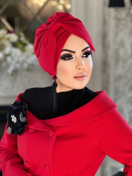 غطاء محرك السيارة ذو الشريط الأحمر