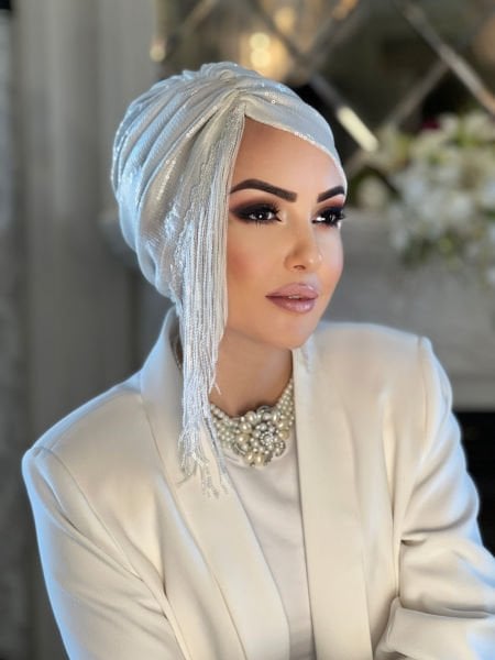BEYAZ PAYETLİ PÜSKÜLLÜ BONE