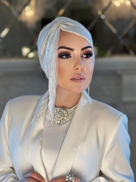 BEYAZ PAYETLİ PÜSKÜLLÜ BONE