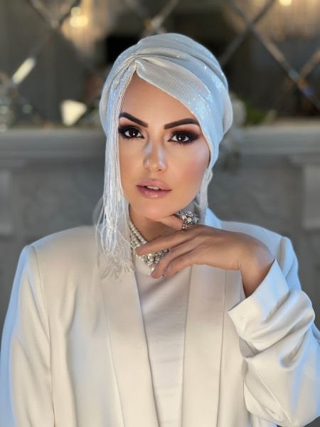 BEYAZ PAYETLİ PÜSKÜLLÜ BONE