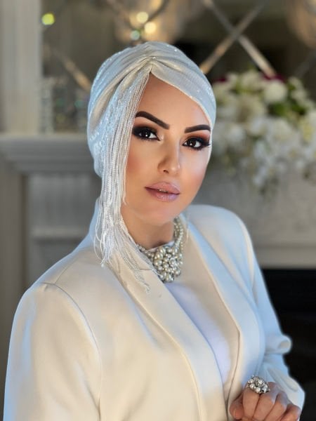 BEYAZ PAYETLİ PÜSKÜLLÜ BONE