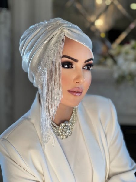 BEYAZ PAYETLİ PÜSKÜLLÜ BONE