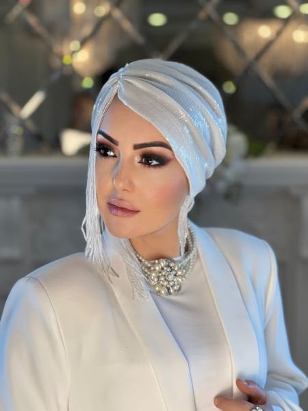 BEYAZ PAYETLİ PÜSKÜLLÜ BONE