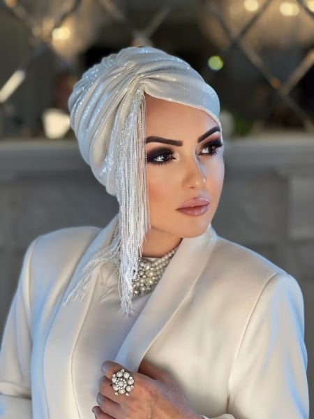 BEYAZ PAYETLİ PÜSKÜLLÜ BONE