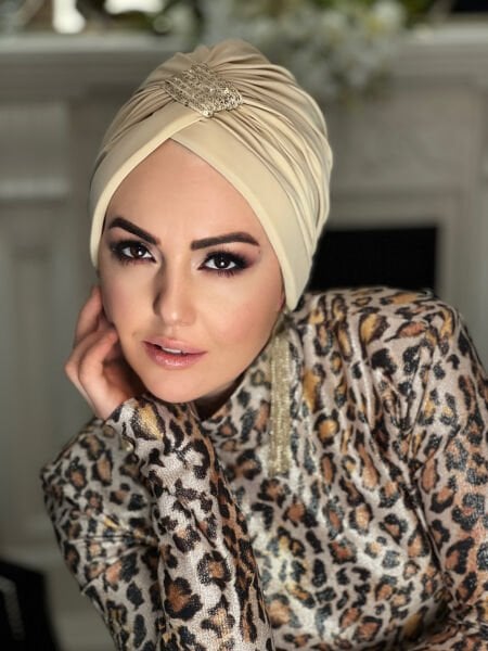 CREAM SEQUINED CROSS BONNET