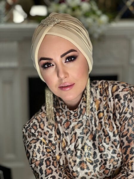 KREM PAYETLİ ÇAPRAZ BONE