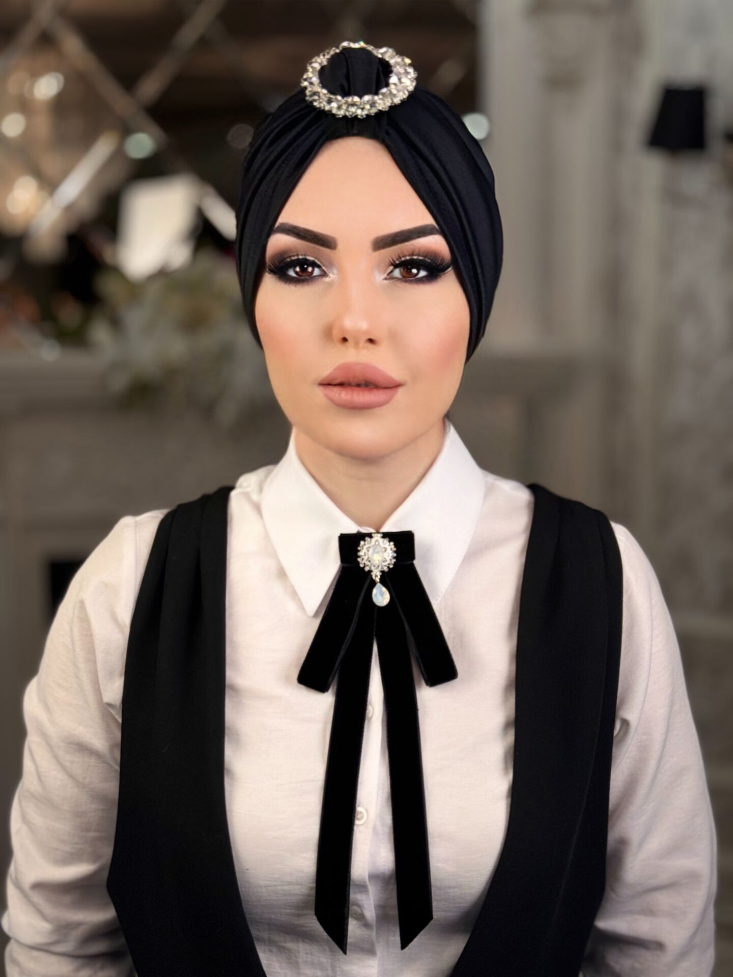 SİYAH TAŞLI YAKA BROŞU