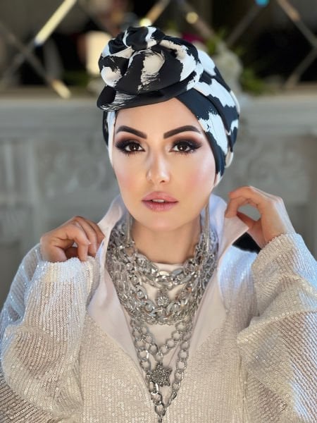 BLACK AND WHITE ROSE BONNET