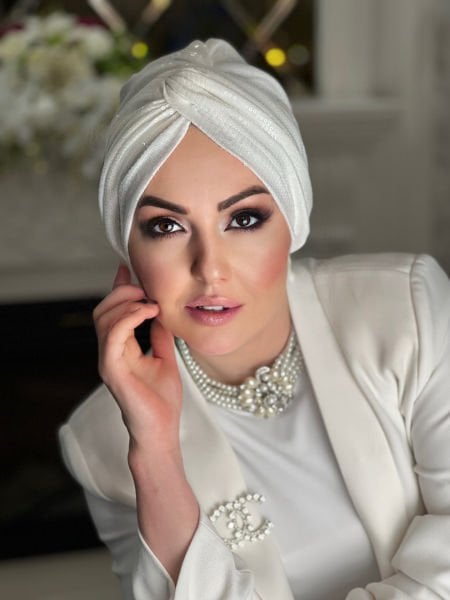 WHITE SEQUINED KNOT BONNET