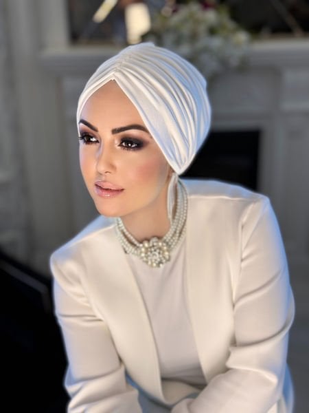 WHITE FLOWING BONNET