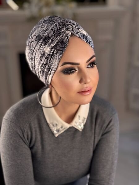 BLACK AND WHITE SNAKE PATTERNED KNOT BONNET
