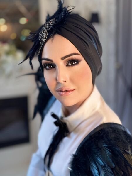 SİYAH TÜYLÜ TASARIM BONE