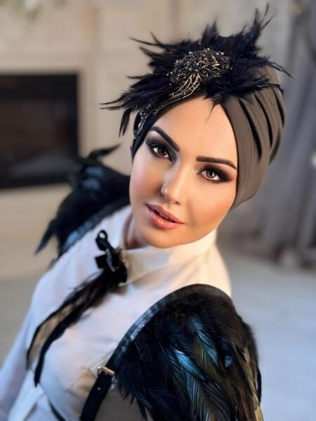 BLACK FEATHERED DESIGN BONNET
