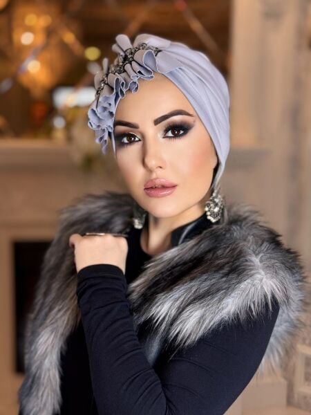 GRİ GÜMÜŞ PAYETLİ YANDAN FIRFIRLI BONE