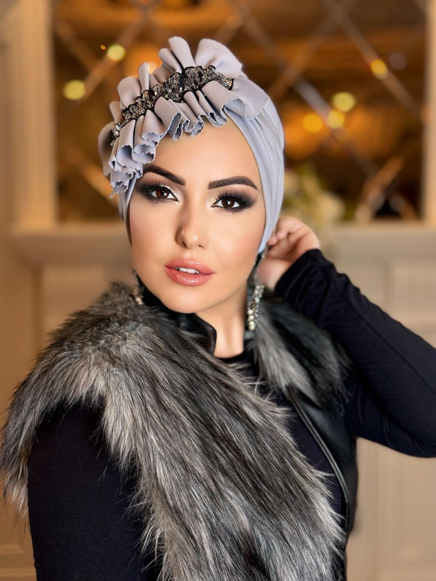 GRİ GÜMÜŞ PAYETLİ YANDAN FIRFIRLI BONE