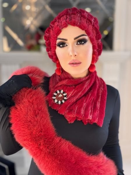 KIRMIZI KÜRK FULARLI ŞAPKA BONE