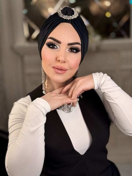 SİYAH ÖNDEN YUVARLAK TAŞLI BONE
