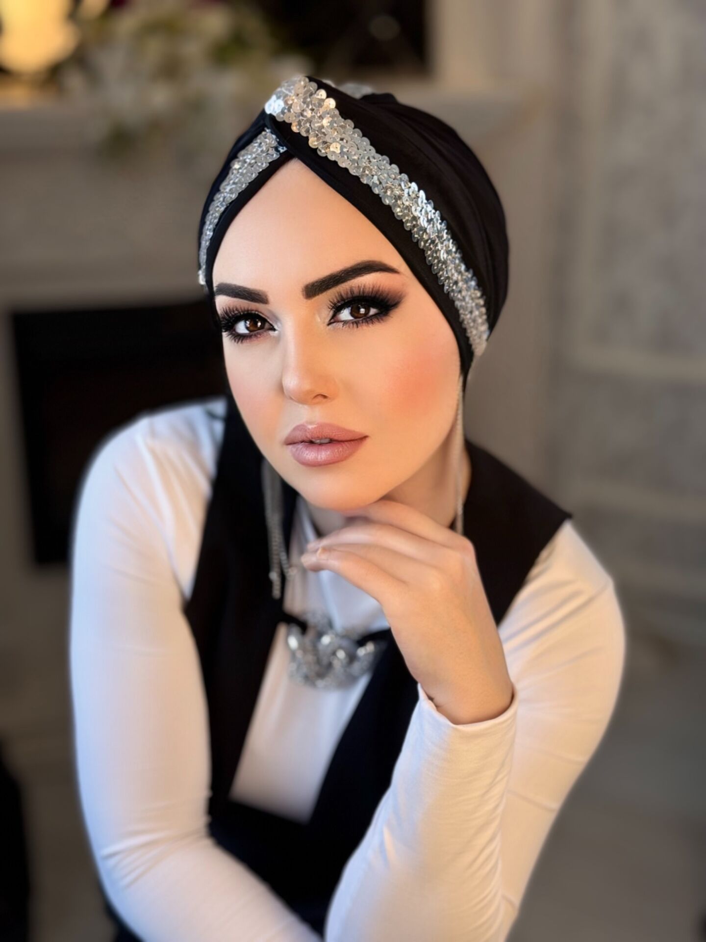 Siyah Gümüş Payet Şeritli Düğüm Bone